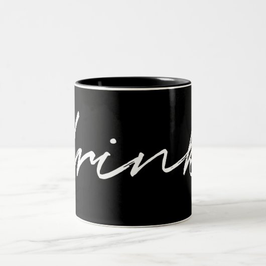Minimalistisches Schwarz-Weiß-Script "drink" Funny Zweifarbige Tasse (Mittel)