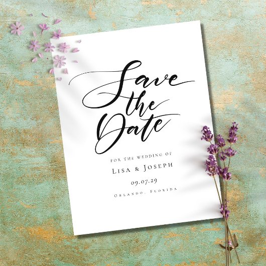 Minimalistisches Schwarz-Weiß-Skript Save the Date Postkarte