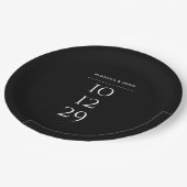 Minimalistisches Schwarz-Weiß-Sonderdatum Pappteller (Schrägansicht)