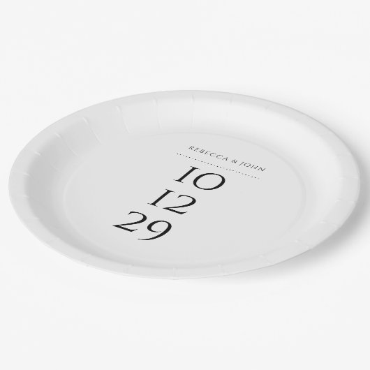 Minimalistisches Schwarz-Weiß-Sonderdatum Pappteller (Schrägansicht)