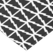 Minimalistisches Schwarz & Weiß Weihnachtsbaummust Tischdecke (Schrägansicht)