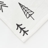 Minimalistisches Schwarz-Weiß-Winterwaldmuster Fleecedecke (Ecke)