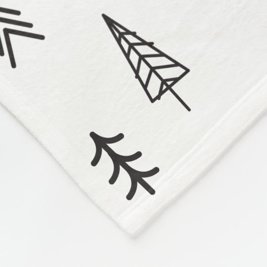 Minimalistisches Schwarz-Weiß-Winterwaldmuster Fleecedecke (Ecke)