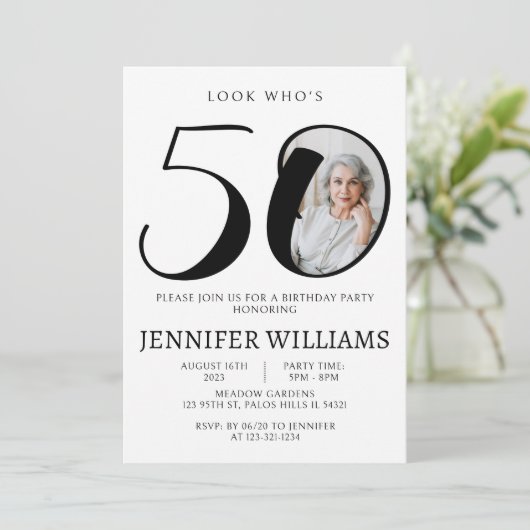 Minimalistisches Schwarz-weißes 50. Foto Einladung (Stehend Vorderseite)