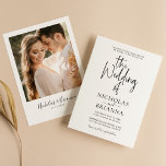 Minimalistisches Schwarz-weißes Hochzeitsklassisch Einladung<br><div class="desc">Minimalistische Schwarz-weiße Hochzeit Classic Foto Einladung. Einfach personalisieren,  indem Sie jede Information ersetzen. Bitte laden Sie ein vertikales/portrait Foto hoch. Stellen Sie sicher,  dass Sie die Vorschau vor dem Hinzufügen zum Warenkorb Karo haben. (Beispiel Foto von Jonathan Borba aus Pexels)</div>