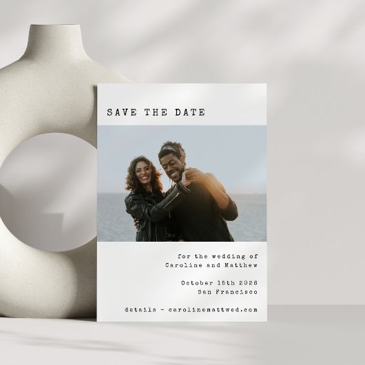 Minimalistisches Schwarz-weißes Retro-Schreibmasch Save The Date