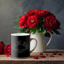 Minimalistisches Schwarz-weißes Sonnenzeitangebot Kaffeetasse