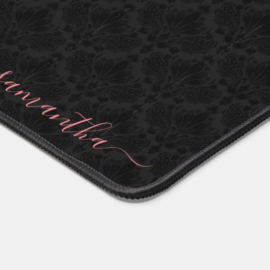 Minimalistisches schwarzes Damastmuster rosa Monog Schreibtischunterlage (Ecke)