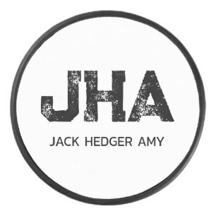 MINIMALISTISCHES SCHWARZES DREIBUCHSTABEN-MONOGRAM EISHOCKEY PUCK