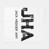 MINIMALISTISCHES SCHWARZES DREIBUCHSTABEN-MONOGRAM FLEECEDECKE (Vorderseite (Horizontal))