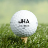 MINIMALISTISCHES SCHWARZES DREIBUCHSTABEN-MONOGRAM GOLFBALL (Insitu T-Shirt)