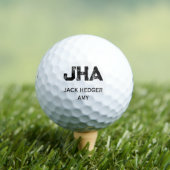 MINIMALISTISCHES SCHWARZES DREIBUCHSTABEN-MONOGRAM GOLFBALL (Insitu T-Shirt)