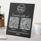 Minimalistisches schwarzes Firmenlogo - zwei QR-Co Sockelschild (In Situ)