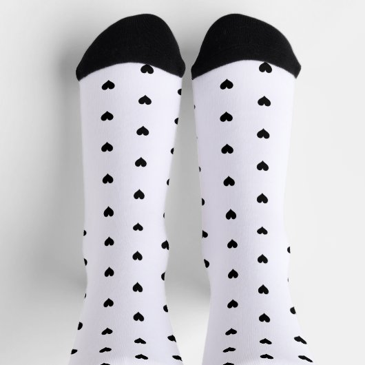 Minimalistisches Schwarzes Herzmuster auf weißem H Socken (Oben)