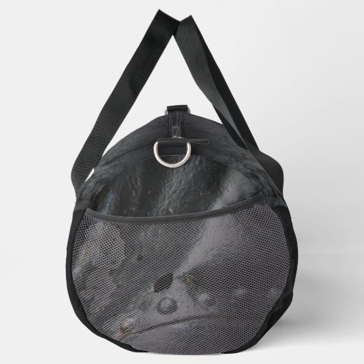 Minimalistisches schwarzes Metall im industriellen Duffle Bag (Rechts)