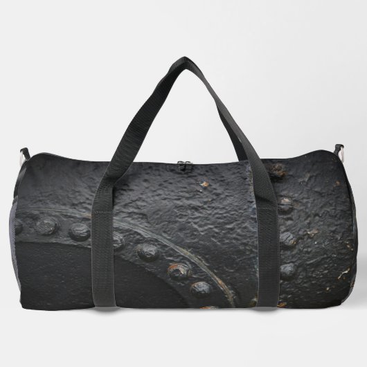 Minimalistisches schwarzes Metall im industriellen Duffle Bag (Rückseite)