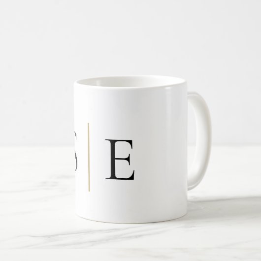 Minimalistisches Schwarzes Monogramm Kaffeetasse (VorderseiteRechts)