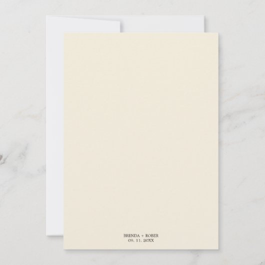 Minimalistisches schwarzes Skript auf Beige Weddin Einladung (Rückseite)