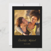 Minimalistisches Script Black and Gold Foto Hochze Einladung (Rückseite)