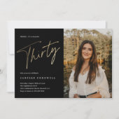 Minimalistisches Script Black und Gold 30. Geburts Einladung (Vorderseite)
