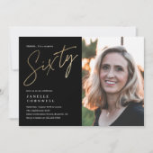 Minimalistisches Script Black und Gold 60. Foto Einladung (Vorderseite)