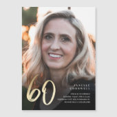 Minimalistisches Script Black und Gold 60. Geburts Magneteinladung (Vorderseite)