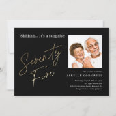 Minimalistisches Script Black und Gold 75. Geburts Einladung (Vorderseite)