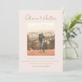 Minimalistisches Script Boho Terracotta Foto Weddi Einladung (Stehend Vorderseite)