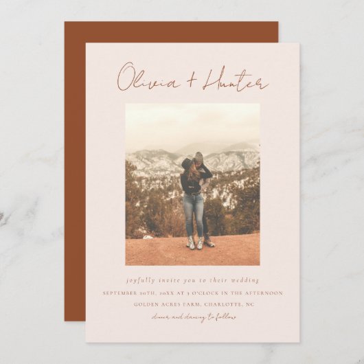 Minimalistisches Script Boho Terracotta Foto Weddi Einladung (Vorne/Hinten)
