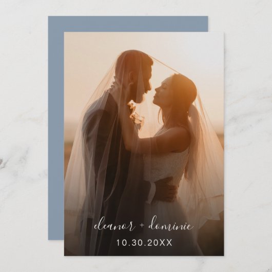 Minimalistisches Script Dusty Blue Foto Wedding Einladung (Vorne/Hinten)