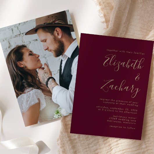 Minimalistisches Script Foto Burgundy Gold Wedding Einladung