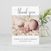 Minimalistisches Script Foto Neue Baby-Ankündigung Einladung (Stehend Vorderseite)