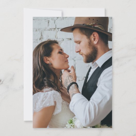 Minimalistisches Script Foto Taupe Wedding Einladung (Rückseite)