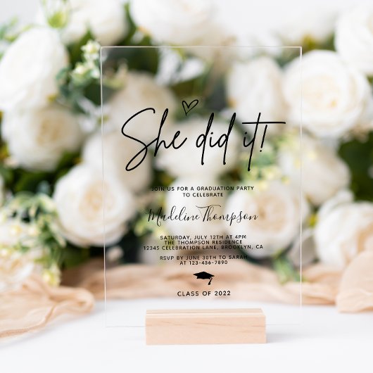 Minimalistisches Script Heart Sie tat es Abschluss Acryleinladungen