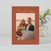 Minimalistisches Script Heart Wedding Foto Card Folieneinladung (Stehend vorne)