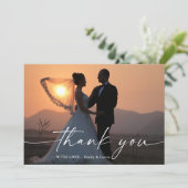 Minimalistisches Script-Hochzeitsskript-Foto Danke (Stehend Vorderseite)
