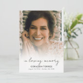 Minimalistisches Script in Love Memory Foto Beerdi Einladung (Stehend Vorderseite)