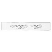 Minimalistisches Script Lovely 3d Monogram Großer Tischläufer (Horizontal)