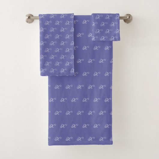 Minimalistisches Script Monogram Periwinkle Blue Badhandtuch Set (Insitu)