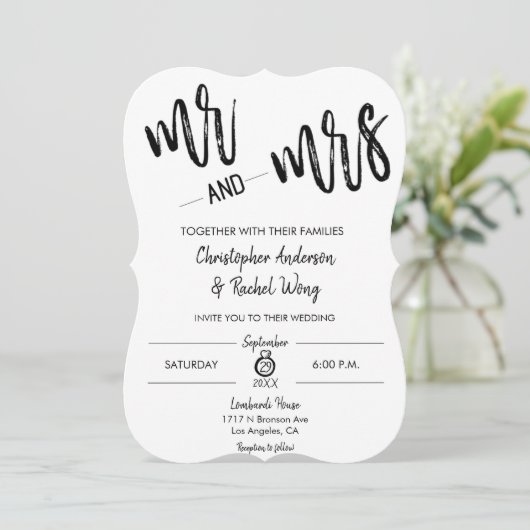 Minimalistisches Script Mr. und Mrs. Wedding Einladung (Stehend Vorderseite)