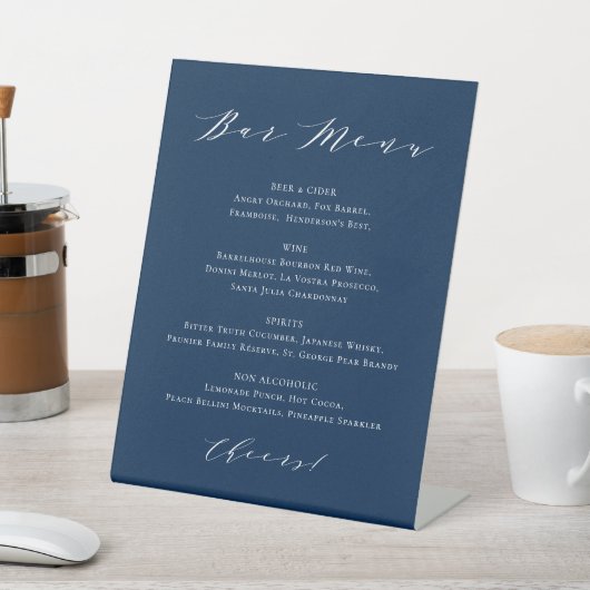 Minimalistisches Script Navy Blue Wedding Bar Menu Sockelschild (In SItu)