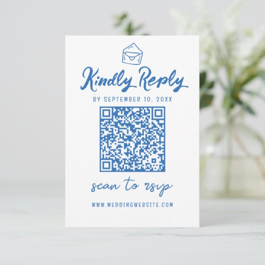 Minimalistisches Script QR Code Blue Envelope Hoch RSVP Karte (Stehend Vorderseite)