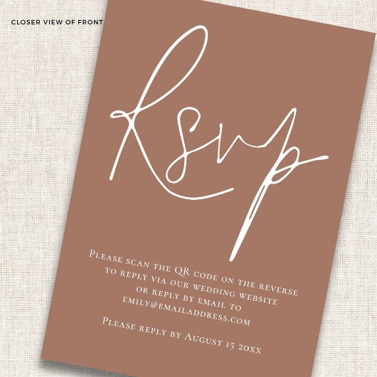 Minimalistisches Script QR Code Brown UAWG Wedding RSVP Karte