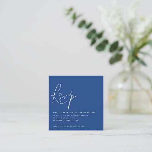 Minimalistisches Script QR Code Wedding Blue UAWG Begleitkarte (Stehend Vorderseite)