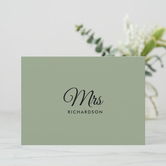 Minimalistisches Script Sage Green Mrs. Surname Bl Dankeskarte (Stehend Vorderseite)