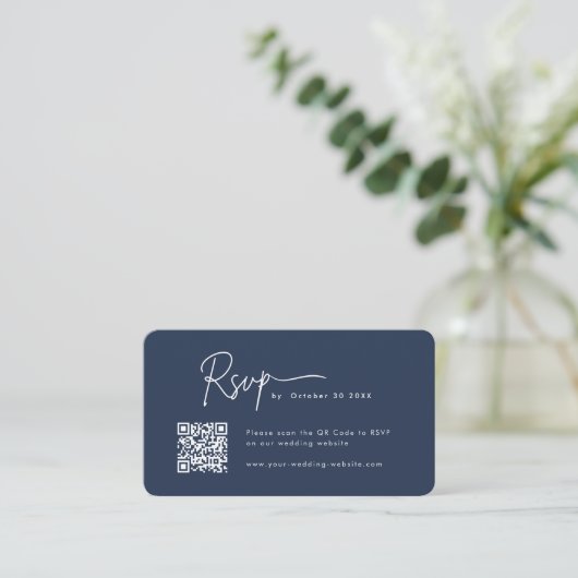 Minimalistisches Script UAwg Qr Code Navy Blue Wed Begleitkarte (Stehend Vorderseite)