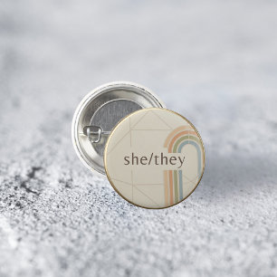 Minimalistisches She/They Pronomen LGBTQ Stolz Pin Button
