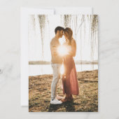 Minimalistisches Silver Script Foto Monogram Weddi Einladung (Rückseite)