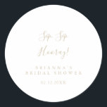 Minimalistisches Sip-Hooray-Brautparty Runder Aufkleber<br><div class="desc">Dieses goldene,  minimalistische Schluck Hooray Brautparty Gunst Aufkleber ist perfekt für einen modernen Polterabend. Das einfache und elegante Design zeichnet sich durch klassische und extravagante Schriftzeichen in Gold aus.</div>