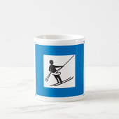 Minimalistisches Skilift-Symbol mit blauer Grenze Kaffeetasse